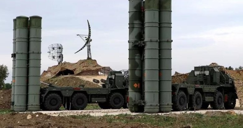 <p>Öte yandan, ABD Dışişleri Bakanlığı Sözcüsü Morgan Ortagos, Pazartesi günü Reuters'a verdiği demeçte, Türkiye'nin S-400 alımına karşı karşı çıkmaya devam ettiklerini söyledi.</p>