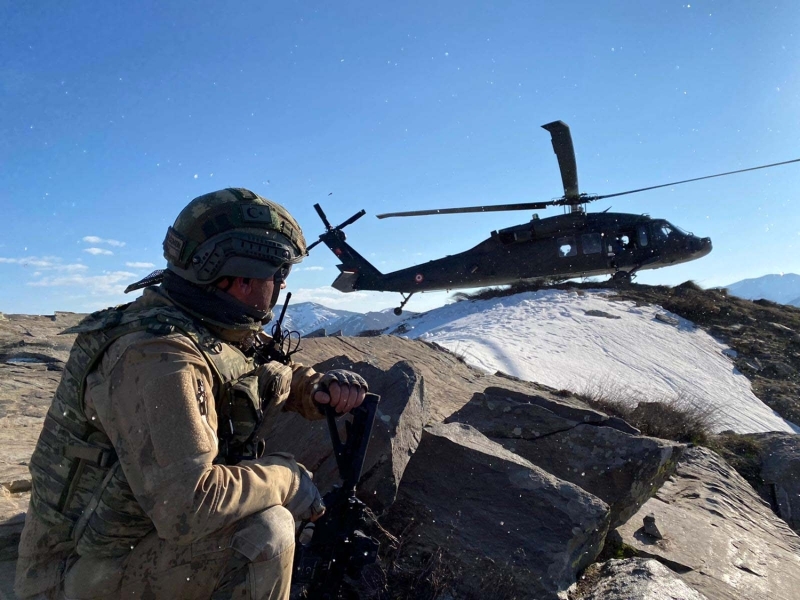 <p>Bitlis'te de terör örgütünün korkulu rüyası olan jandarma ekipleri, özellikle Sehi Ormanları bölgesinde gerçekleştirdikleri başarılı operasyonlarla PKK'lı teröristlere ağır darbeler vuruyor.</p>