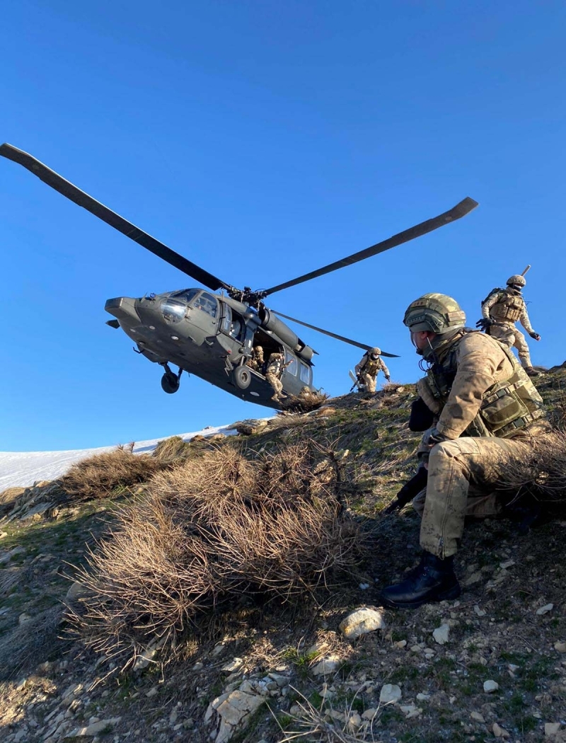<p>Kararlı mücadelesinden taviz vermeyen jandarma ekipleri, 9 Nisan'da bölücü terör örgütü PKK'nın sözde 'Erzurum eyaleti doğu gücü sorumlusu' olan ve İçişleri Bakanlığının 'Terörden Arananlar Listesi'nde turuncu kategoride yer alan 'Hayri Mava' kod adlı Mahmut Okay'ı yaralı yakaladı.</p>