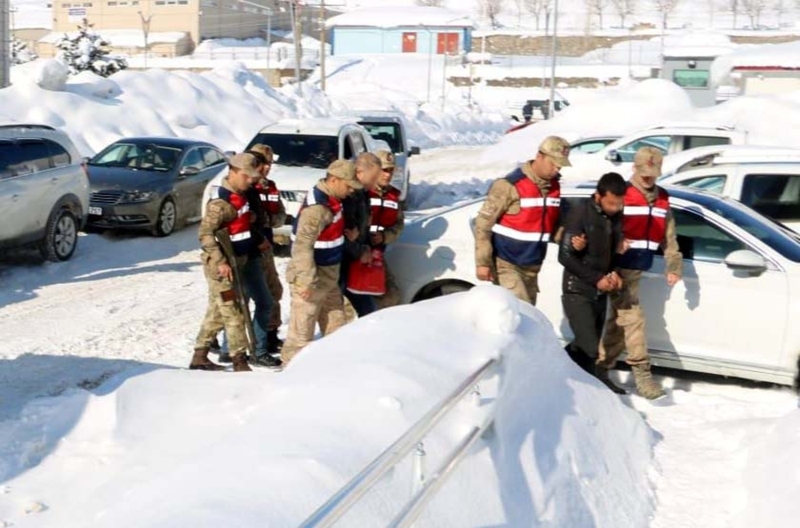 <p>Kentin zorlu coğrafyasında çetin geçen kış mevsimine rağmen operasyonlarını kararlılıkla sürdüren jandarma birlikleri, ocak ayından bu yana düzenledikleri 42 operasyonda terör örgütüne nefes aldırmadı.</p>