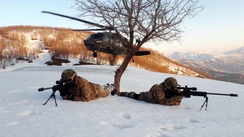 <p>Ellerini tetikten bir an bile ayırmayarak bölgede tespit edilen mağara, sığınak ve barınaklarda patlayıcı düzenekleri ile patlayıcı yapımında kullanılan malzemeler ve silahlar ele geçiren jandarma ekipleri, buldukları yüklü miktarda yiyecek, giyecek ve yaşam malzemesini de imha etti.</p>