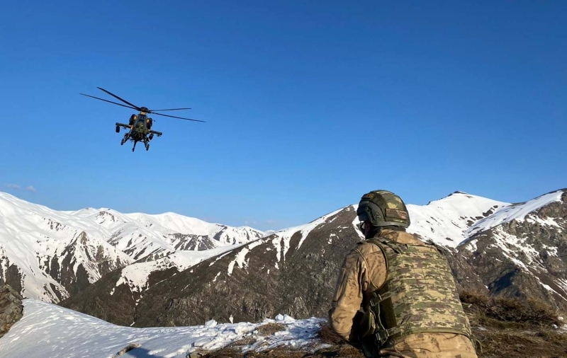 <p>Muş ve Bitlis'te hava destekli operasyonlarla dağları teröristlerden temizleyen güvenlik güçleri, kent merkezlerinde de vatandaşların huzur ve güvenliğini sağlamak için mücadelesini sürdürüyor.</p>