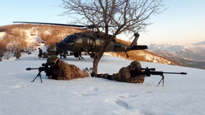 <p>Operasyonlarda 3 teröristi etkisiz hale getiren güvenlik güçleri, 9 noktada PKK'lı teröristlerce araziye tuzaklanan amonyum nitratla güçlendirilmiş 238 kilogram el yapımı patlayıcıyı ve 49 sığınağı imha etti.</p>