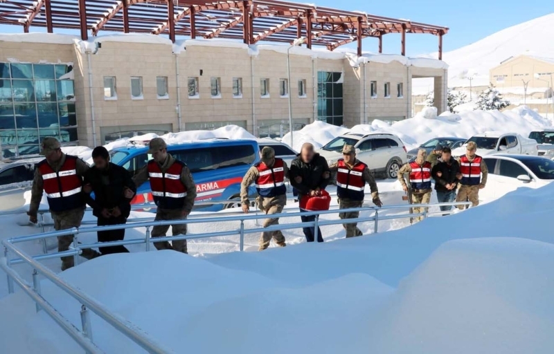 <p><b>- GÜVENLİK GÜÇLERİ BİTLİS'TE DE TERÖR ÖRGÜTÜNE GÖZ AÇTIRMADI</b><br></p>