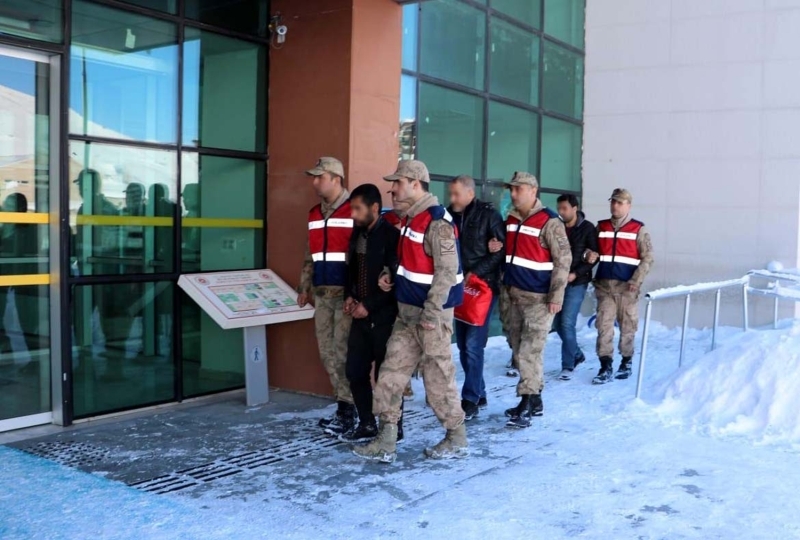 <p>Kentte jandarma ekiplerince terör örgütlerine yönelik yürütülen çalışmalarda da 262 kişi gözaltına alındı.</p>