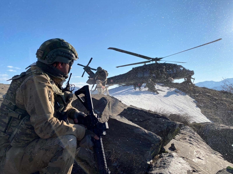 <p>Sözde 'Amed Eyaleti Şenyayla sorumlusu' olan ve 'gri' kategoride aranan 'Zinar Amed' kod adlı Erdal Tekay, Dorşin Alan sorumlusu 'Civan Tolhindan' kod adlı Musa Kalkan'ın da aralarına bulunduğu 5 terörist etkisiz hale getirildi.</p>