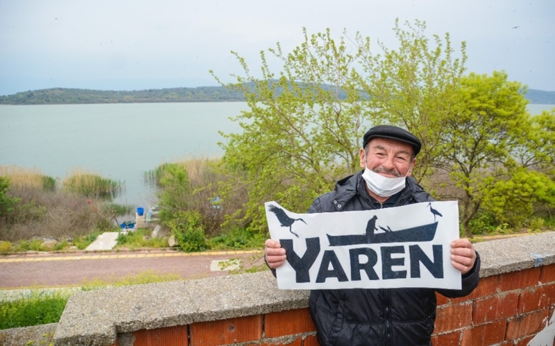 <p> “Bahçeye çıktığım zaman Yaren leyleği bazen görebiliyorum. Sahil çevre yolunda onu uçarken görüyorum ve ara sıra bahçeme konuyor. Şimdilik böyle özlem gideriyoruz. Korona virüsü bittikten sonra gölde buluşacağımızı ümit ediyorum. Ben Yaren Leyleği çok özledim. Ama uzaktan olsa da gördüğüm için biraz özlemim diniyor” ifadelerini kullandı.</p>