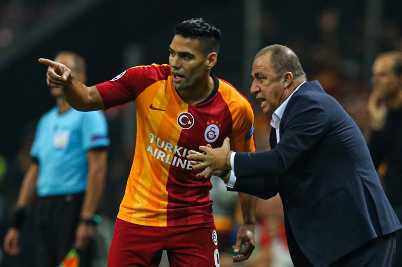<p>Galatasaray da oyuncularıyla bu konuda görüşme yaptı. Sarı-kırmızılı formayı giyen futbolcular, yönetimin talebine kayıtsız kalmayarak indirim talebini kabul ederken yalnızca Falcao’nun bu talebe olumlu yanıt vermediği öğrenildi. </p>