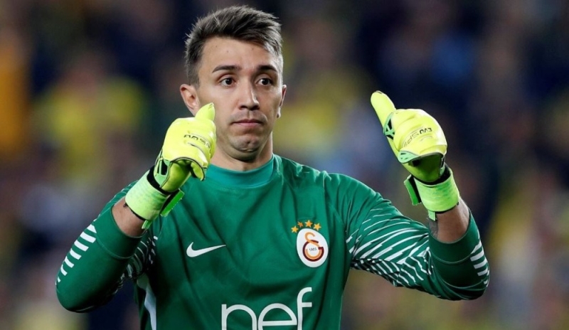 <p>Muslera sözleşmeye sıcak bakıyor</p><p><br></p><p>Sarı-kırmızılı ekip, 2011 yılından bu yana kalesini koruyan Fernando Muslera’ya da yeni sözleşme teklifinde bulundu. </p>