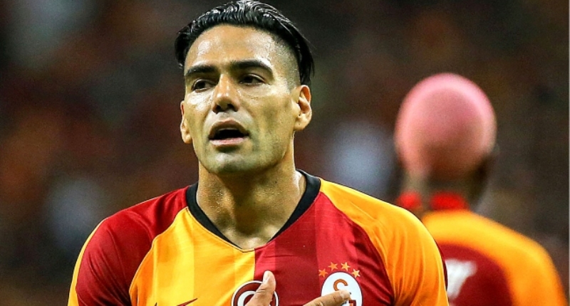 <p>Yıllık maaşı bonuslar hariç 5 milyon Euro olan ve Galatasaray’la sezon başında 3 yıllık kontrat imzalayan yıldız futbolcu, indirime gitmemesi durumunda satış listesine konulacak. </p>