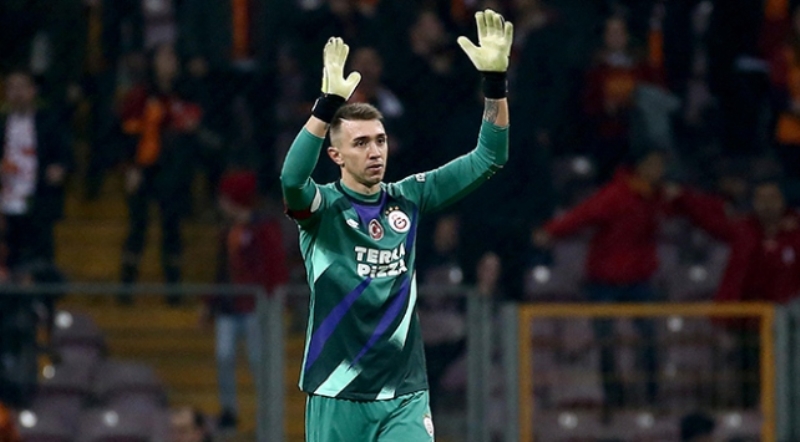 <p>Galatasaray, Muslera’nın sözleşmesini 2023 yılına kadar uzatmak istiyor. </p>
