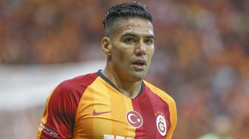 <p>Maçların seyircisiz oynanması durumunda tribün gelirlerini kaybedecek olan ve ekonomik anlamda, her kulüp gibi sıkıntı çeken Galatasaray, Falcao’nun bir sonraki görüşmede vereceği kararı bekliyor.</p>
