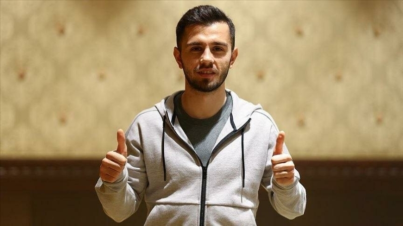 <p><b>GALATASARAY EN BÜYÜĞÜ</b></p><p>Boluspor'da oynarken Galatasaray ile anlaşılmıştı. Galatasaray, Türkiye'nin en büyük kulübü. Ben de benim için ne güzel, giderim dedim.</p>