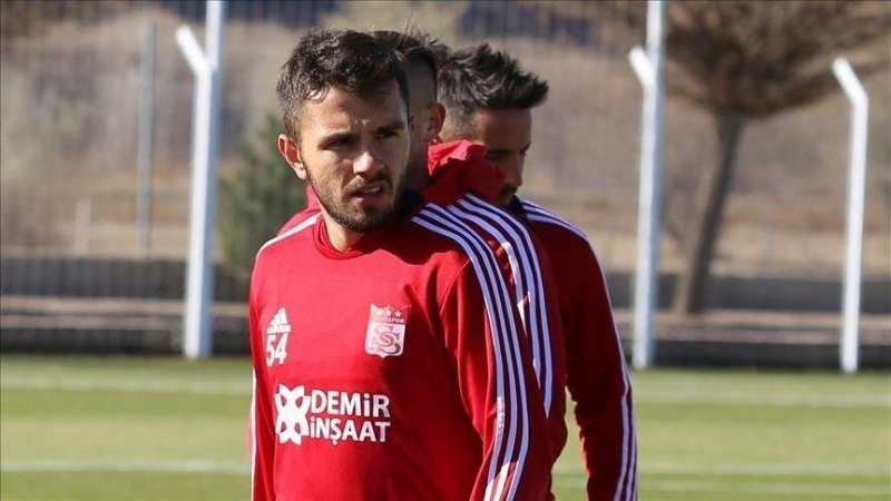 <p><b>BAŞKAN SON ANDA VAZGEÇTİ</b></p><p>Birkaç gün sonra kulübe gittim sözleşmeyi feshetmeye, 'Başkan vazgeçti' dediler. 'Nasıl vazgeçti' dedim, 'Seni Gençlerbirliği'ne sattık.' dediler. Tam içeriği ne, bilmiyorum...</p>