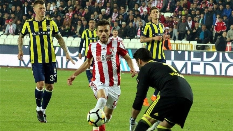 <p><b>ŞU AN EN DOĞRU ZAMAN</b></p><p>O zamanlar Sneijder ve Drogba gibi isimler oynuyordu. Ben bu duyguyu o zaman yaşayamadım. Belki şans bulamayacaktım. Şu an en doğru zaman.</p>