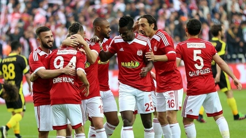 <p><strong>AÇIKLAMAM DOĞRU OLMAZ</strong></p><p>Açıkça söylemek gerekirse, Galatasaray içimde hep bir uktedir. Her insanın bir çocukluk hayali var. Şu an transfer olacağım takımı net açıklayamam, etik olarak doğru olmaz.</p>