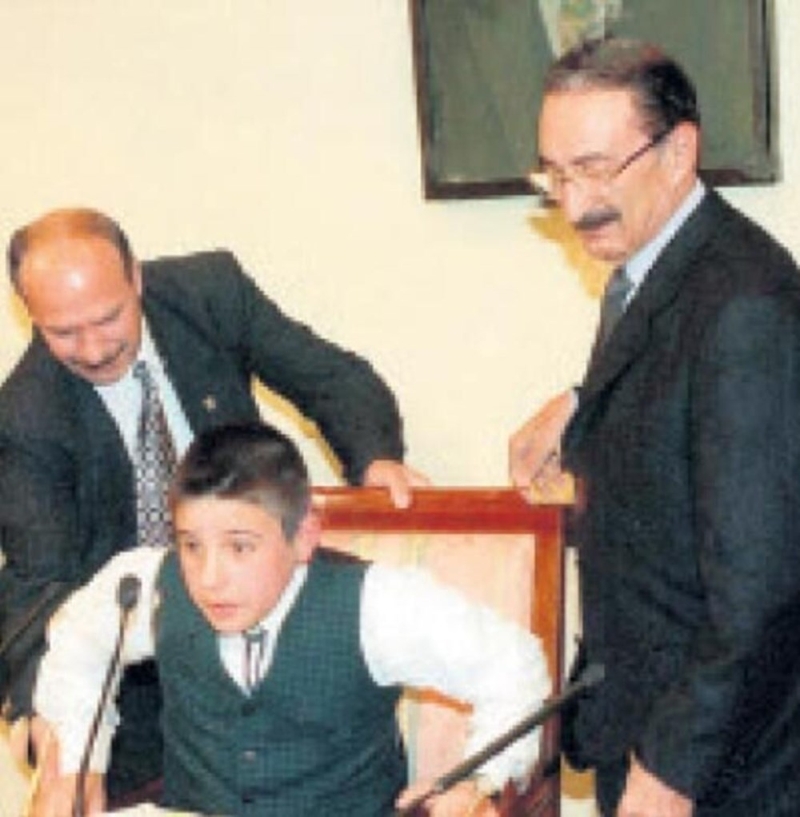 <p>Kemal Tuğrul Sümer</p><p><br></p><p><b>‘Ecevit databank hediye etmişti’</b></p><p><br></p><p><a href='https://www.cnnturk.com/haberleri/23-nisan' target='_blank' title='23 Nisan haberleri'>23 Nisan</a> 1999’da dönemin Başbakanı Bülent Ecevit’in koltuğuna oturan Kemal Tuğrul Sümer (32), Bilkent Üniversitesi Güzel Sanatlar Fakültesi İletişim ve Tasarım Bölümü’nden mezun oldu. Dijital yayıncılık yapımcısı olarak çalışan ve bu alanda birçok projeyi bugüne kadar hayata geçirdiğini anlatan Sümer, o günü şöyle anlattı:</p>