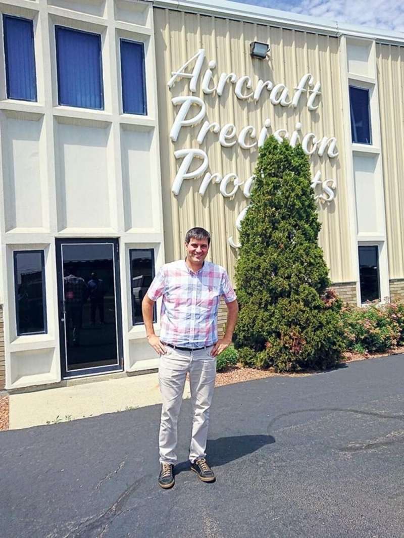 <p>“Öğretmenim beni önermişti. Çok heyecanlanmıştım. Koltuğa oturmadan önce bir ay hazırlık yaptık. Tören günü Cumhurbaşkanlığı’na gidip koltuğa otururken Cumhurbaşkanı Demirel bana, ‘Gel, bu koltuğa kolay kolay ‘otur’ demezler’ diye takılmıştı. Bana, ‘Benden bir isteğin var mı? Konuşma yapacak mısın?’ diye sordu. Ben de savaşların durdurulmasıyla ilgili bir mesaj vermiştim. Milli <a href='https://www.cnnturk.com/haberleri/egitim' target='_blank' title='Eğitim haberleri'>Eğitim</a> Bakanı’yla konuşmak istediğimi söylemiştim, o sırada bakan bey yanımda oturuyormuş. Ama heyecandan onu tanımamıştım. Bakandan öğrencilerinin şartlarının iyileştirilmesini istedim. Demirel esprili bir insandı. Bana bir kalem hediye etmişti. O kalemle okuldaki arkadaşlarıma hava atmıştım. Koltuğa oturduktan sonra okulda çok popüler oldum.”</p><p>Çağlar Aydınoğlu uluslararası bir firmada tasarım mühendisi olarak görev yapıyor.</p>