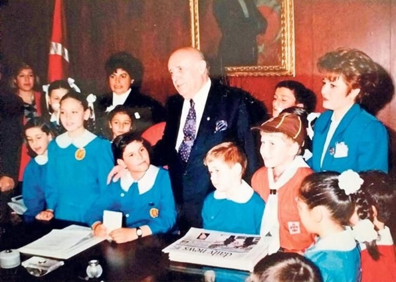 <p>Çağlar Aydınoğlu</p><p><br></p><p>Dönemin Cumhurbaşkanı Süleyman Demirel’in koltuğuna 23 Nisan 1994’te oturan Ankara Yenimahalle Gaziosmanpaşa İlköğretim Okulu öğrencisi Çağlar Aydınoğlu (37), ODTÜ Makine Mühendisliği’nden mezun oldu. 10 yıl Türk Havacılık ve Uzay Sanayi’nde çalıştı. Halen İstanbul’da uluslararası bir firmada tasarım mühendisi olarak görev yapıyor. Aydınoğlu, 26 yıl önce Süleyman Demirel’le arasında geçen konuşmayı şöyle anlattı:<br></p>