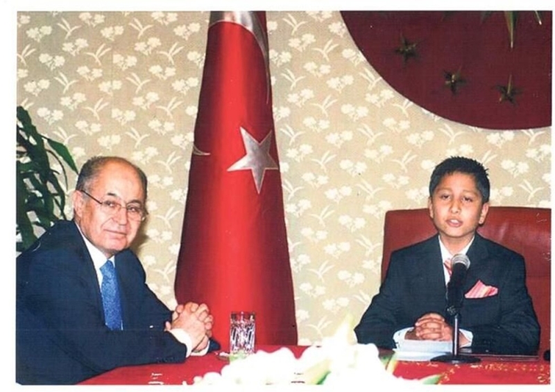 <p>Taylan Özver</p><p><br></p><p>Yahya Çavuş İlköğretim Okulu öğrencilerinden Taylan Özver (23) de 2007 yılında dönemin Cumhurbaşkanı Ahmet Necdet Sezer’in koltuğuna oturdu. Hollanda’da Groningen Üniversitesi’nde Uluslararası İlişkiler son sınıf öğrencisi olan Özver, New York’ta Dışişleri Bakanlığı’na bağlı Birleşmiş Milletler Daimi Temsilciliği’nde staj yaptı. Türk Dışişleri’nde ya da uluslararası organizasyonlarda çalışmak isteyen Özver, Sezer’in koltuğunda yaşadıklarını şöyle anlattı:<br></p>