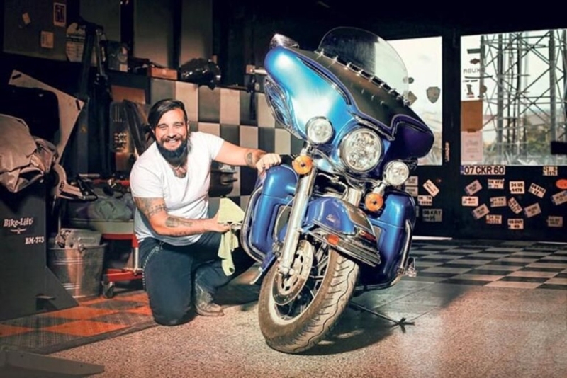 <p><b>‘Mülakatla seçtiler’</b></p><p><br></p><p>'O yaşlarımda büyümüş de küçülmüş denilen çocuklardandım. <a href='https://www.cnnturk.com/haberleri/ankara' target='_blank' title='Ankara haberleri'>Ankara</a> Balgat İlköğretim Okulu’ndaki hocalarım beni seçtiler. Milli <a href='https://www.cnnturk.com/haberleri/egitim' target='_blank' title='Eğitim haberleri'>Eğitim</a> Müdürlüğü’ne mülakata gittik, orada beni sevmiş olacaklar ki beni seçtiler. Tören günü Sayın Ecevit’le aramızda özel bir konuşma geçmedi, standart prosedür uygulandı. O zamanlar başbakan diye hitap edenler olmuştu. Hâlâ bu konu açıldığında insanlar şaşırıyor. Ecevit bana, o dönem için değerli bir databank ve bir de kol saati hediye etmişti.'</p><p>Kemal Tuğrul Sümer, dijital yayın yapımcısı olarak çalışıyor.</p>