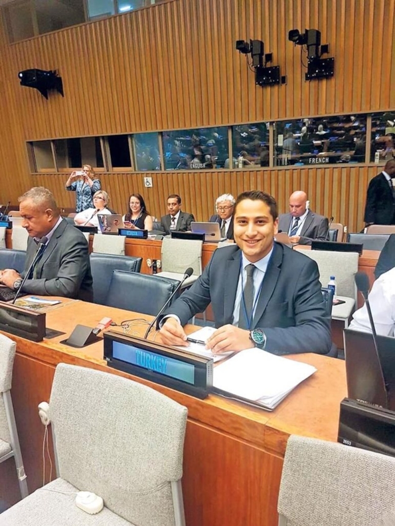 <p>'Törenden önceki gece heyecandan uyuyamadım, sesim kısıldı. Koltuğa oturduğumda da çok heyecanlandım. Sonuçta devletin en büyük makamının koltuğuna oturuyorsunuz. Cumhurbaşkanı Sezer, beni karşıladı elimi sıktı, ‘Nasılsın, heyecanlı mısın’ diye sorular sordu. Sonra salona girdik ve sağa döndüğüm anda bir anda elliden fazla flaş patladı. Hayatımda karşılaştığım bir şey değildi. Koltuğa hemen oturmak isteyince Sezer bana, ‘Acele etme, oturtacağım seni’ demişti. Çok nazikti. O dönem seçim vardı, seçimle ilgili kim aday olsun diye sordular. O sorulara, ‘Meclis en iyi kararı verecektir’ diye yanıt vermiştim. Tören bittiğinde Cumhurbaşkanı Sezer, bana hediye olarak kitap ve kaset çalar vermişti. Ailem halen saklıyor onları. Hayalim hep başbakan, cumhurbaşkanı olmaktı.'</p><p>Uluslararası ilişkiler eğitimi gören Taylan Özver, Birleşmiş Milletler’de staj yaptı.</p><p>(Milliyet)</p>