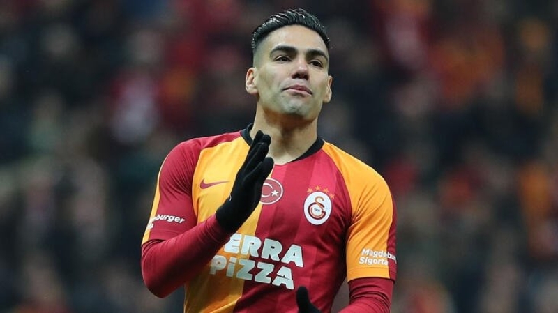 <p><b>FALCAO REDDETT� �DD�ASI</b></p><p>�te yandan Fotoma�'�n haberine g�re Galatasaray'�n Kolombiyal� y�ld�z� Radamel Falcao'nun, y�netimin kendisine sundu�u indirim teklifini etmedi�i aktar�ld�.</p>