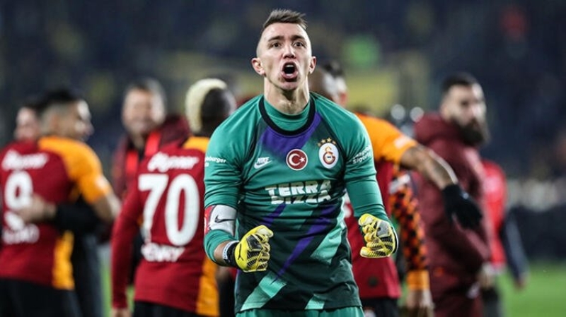 <p><b>K�M NE KADAR KAZANIYOR? ��TE CEVABI</b></p><p>Muslera 3,5 milyon euro</p>