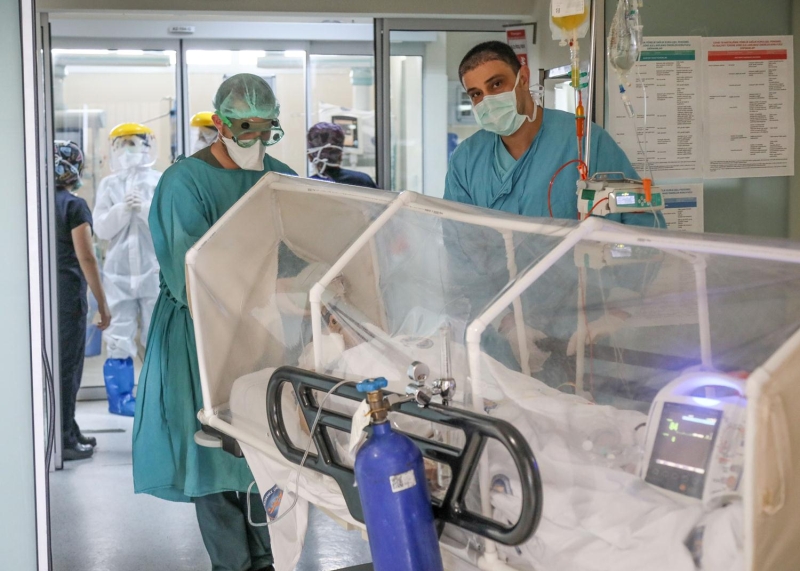 <p>Covid Youn Bakm alanna ziyareti kabul edilmedii iin yatan hastalarn yeme, ime dahil tm ihtiyalar youn bakmdaki salk alanlar tarafndan karlanyor. Koruyucu elbisenin altnda saatlerce ter dken salk alanlar, hastalarn hem tedavisini yapyor, hem de onlara psikolojik destekte bulunuyor.</p>