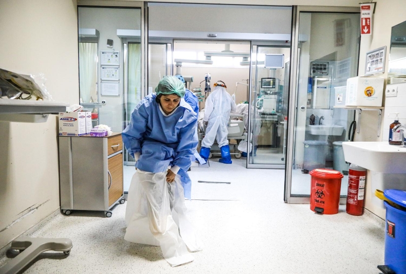 <p>200 youn bakm yatak kapasitesine sahip A Hastanesi'nde, Covid Youn Bakm'da bugne kadar sadece 8 yatak kullanld. u an Covid Youn Bakm'da yatan 1'i pozitif, 7'si Covid-19 phelisi 8 hasta, zel blmeli youn bakm alannda tedavi gryor. Salk alanlar, Covid Youn Bakm'a girmeden nce koruyucu elbiselerini giyerek, maske, eldiven ve siperliklerini takyor. </p>