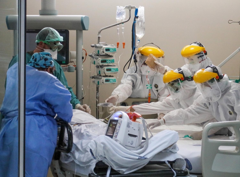 <p>Koruyucu giysi ve maskelerin altnda zor nefes aldklarn anlatan Prof. Dr. Melike Cengiz, </p>