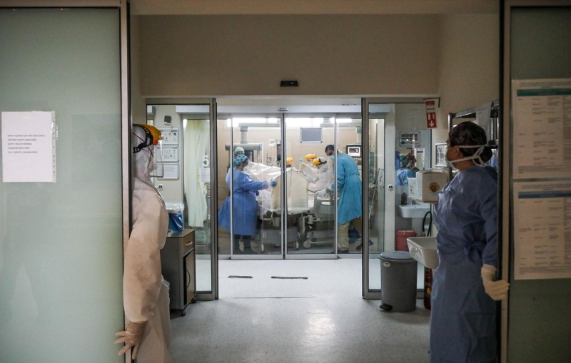 <p>DHA ekibi, Covid Youn Bakm alanna girme hazrlklarn tamamlad srada pandemi alannda tedavi gren bir erkek hasta, bu alana tand. Koruyucu giysileri giyen salk alanlar, zel bir fanus ierisindeki hastay dikkatle youn bakm yatana ald.</p>