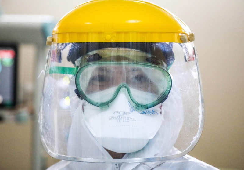 <p>'Salklarn salkl kalmalar nemli. Hastaln yaylmnn engellenmesi ok nemli. Bulunduumuz alan yksek riskli bir yer. nk hastalar geldikleri andan itibaren genellikle solunum skntlar nedeniyle solunum sistemlerine birtakm tedaviler uygulanmaktadr. Bunlar virs yaylm, dalm asndan riskli tedaviler. O nedenle burada alan kiilerin en az serviste alan kiiler kadar kendilerini korumalar gerekiyor. Dnya Salk rgt tarafndan belirlenmi nlemler, giysiler, davran kurallar var. Biz ncelikli olarak o davranlar rendik ve alanlara rettik. Burada alan herkes bu davran kurallarna uymak zorunda. Bu ekilde davranmayan kiiler hem kendilerine hem de bakalarna zarar verebilir. O nedenle youn bakma girdikleri andan itibaren kyafetleri, maskeleri, ayakkablar, eldivenleri, koruyucu siperliklerinin giyilip nasl karlaca, nasl imha edilecei hakknda algoritmalarmz var. Mmkn olduu kadar bu kurallarn dna kmamak iin gayret vererek alyoruz.'</p>