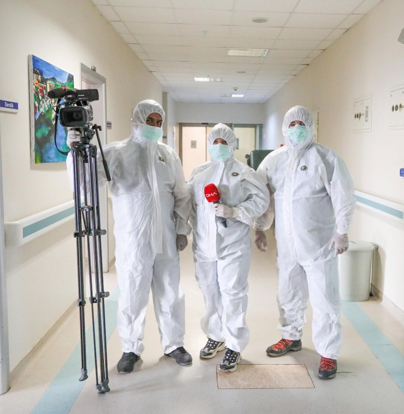 <p>Covid Youn Bakm alanndaki salk alanlar hastaya mdahale etti. Youn bakm alanlar hastay hzla solunum cihaz, EKG cihaz gibi youn bakm ihtiyac olan cihazlara balad. </p>