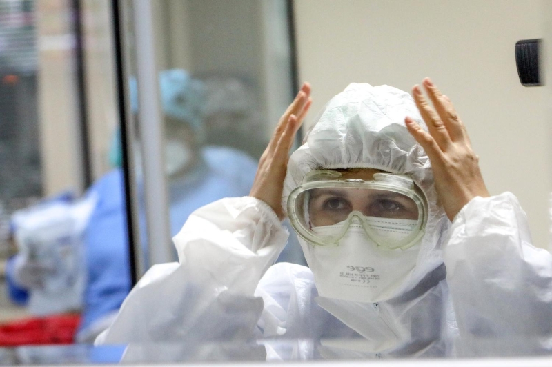 <p>Prof. Dr. Cengiz, 'Hastanemizde u an iin 8 yatakl youn bakm alanmz ayrlm durumda. Antalya'daki younluk asndan yeterli olduu iin covid hastalar burada tedavi gryor. Sayda art olacak olursa hastanemizde 100'n zerinde, yine covid hastalarn alnabilecei youn bakm yatana sahibiz. Bununla ilgili en kt senaryoya, hem eleman, hem de alt yap asndan hazrz. Umarm bunlarla karlalmaz. 8 youn bakm yata u an tedavi iin bizim iin yetmektedir' diye konutu.</p>