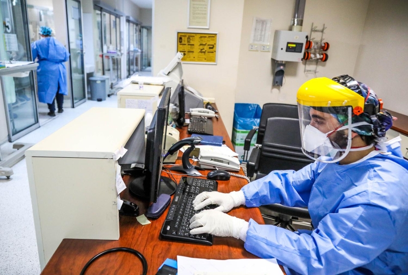 <p>A Tp Fakltesi Anesteziyoloji ve Reanimasyon Anabilim Dal'ndan Prof. Dr. Melike Cengiz, Covid Youn Bakm alanndaki almalar hakknda DHA'ya bilgi verdi. 24 saat kesintisiz vardiya usul altklarn syleyen Prof. Dr. Melike Cengiz, koronavirs vakalar iin ayr, koronavirs phesi ortadan kalkan hastalar iin ayr, normal hastalar iin ayr youm bakm alanlar oluturduklarn anlatt. </p>