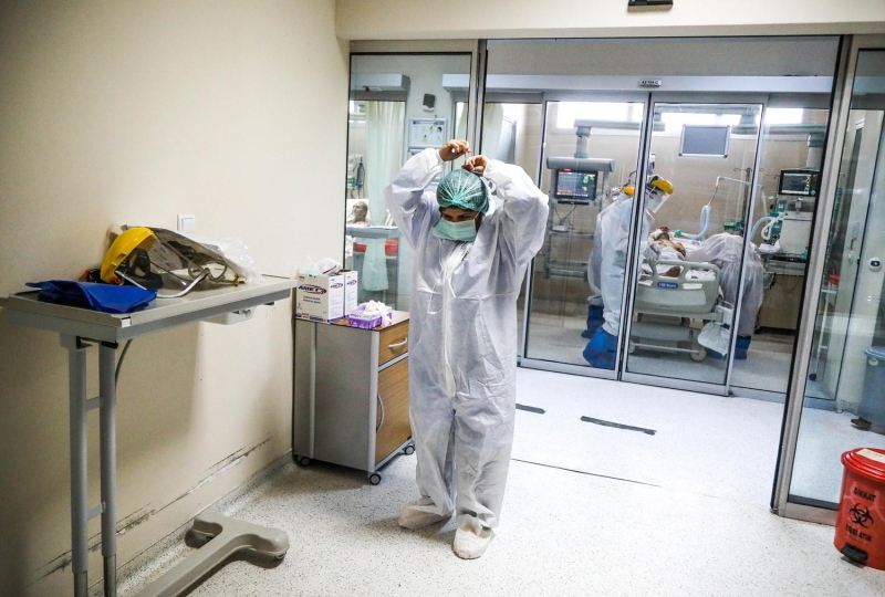 <p>“Hekim olanlarn bile bu alana giri ve k kstl. nk sonuta buras bir risk alan ve bizim riski yaymamamz gerekiyor. O nedenle hastalarn tm z bakmlar buradaki salk alanlar tarafndan yaplyor. Bu konuda grev dalm olmakla birlikte youn bakm disiplininde hastann neye ihtiyac varsa hekiminden, hemiresinden, hasta bakcsndan herkes her trl ii burada yapmaya alktr. Hastann silinmesi, temizlenmesi, ksrtlmesi, yemeinin yedirilmesi, moralinin dzeltilmesi, tra bile her trl detay biz salklar tarafndan gerekletiriliyor. Bu bir ekip ii. Burada alan her birey ok kymetli. Burada grevinin ne olduu nemli deil. Bu alann temizlii iyi yaplmazsa yaptnz btn abalar boa gider. Burada hastalara iyi davranlmazsa hastann tedavisi mmkn olmaz. Burada ekip olarak n plana kabiliriz. Burada kimsenin hakk denmez' diye konutu.</p>