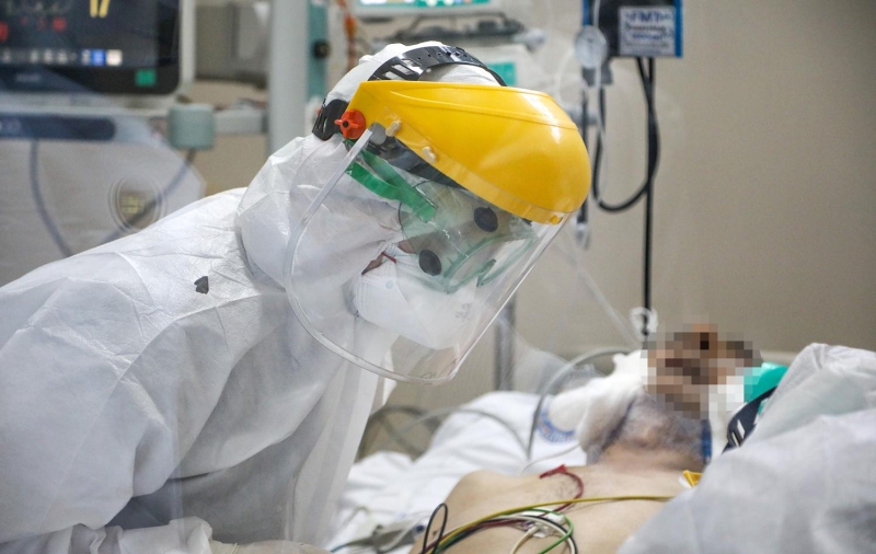 <p>“Dar ktm ne olacak ki diye dnmemek gerekiyor. Salk Bakanmzn da aklad gibi bir kii onlarca kiiyi enfekte edebiliyor. Maalesef insan hasta olduunu bilerek dar kmaz. Ama bu virsle temas ettiimiz anda hastalk belirtilerini gstermiyoruz.</p>