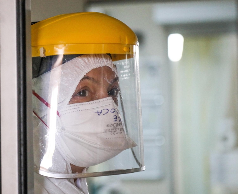 <p>Prof. Dr. Cengiz, “Bilin, kan basnlaryla ilgili bir takm yetersizlik de youn bakma gelmesinin nedeni olabilir, ama en bata gelen Covid hastalarn oksijen yetersizlii, solunum yetersizlii solunum sknts nedeniyle akcierlerinin yeterli fonksiyon grmemesi nedeniyle tm organlarn birtakm bozulmasyla balyor' dedi.</p>