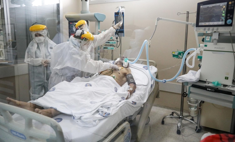 <p> 10-14 gn civarnda kuluka sresi olabiliyor. Dolaysyla virsle temas etmi ve vcudunda ok miktarda virs bulunduran bir kii 14 gn bunu anlamayabilir. te bu anlamad srete, etrafta ne kadar ok bulunursa o kadar fazla kiiyi enfekte eder.</p>