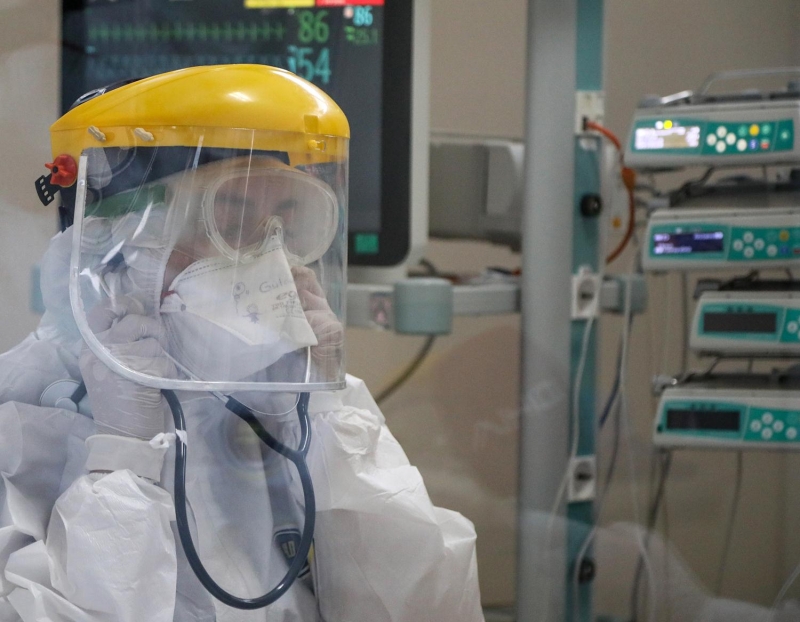 <p>“Maskeyle nefes almak zordur ama biz genellikle cerrahi branlarn tamam salgn dnda da maske altnda nefes almaya alm insanlarz. Ancak giydiimiz btn kyafetler dardan gelebilecek svlarn bizi etkilemesini engelleyecek nitelikte olduu iin hava ve sv geirgenlii ok kstl. Dolaysyla sauna etkisi yaratyor. erisinde 10-15 dakika kaldnz zaman ciddi ekilde terliyorsunuz. Birka saati getii zaman ok bunaltc oluyor. Bunun dnda youn almada su imek isteseniz, tuvalete gitmek isteseniz bunun iin kyafeti tamamen karmanz gerekiyor ve bir daha kullanamyorsunuz. Dolaysyla bu ekilde almak hem ypratc hem de stresli' diye konutu.</p>