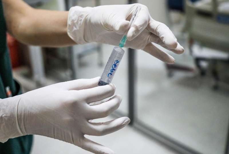 <p>Bunun youn bakmclar iin anlam u; Youn bakmda bu hastalarn tedavisi uzun sryor ve g. 1 hastann tedavi olabilmesi iin gnlerce, aylarca youn bakmda kalmas gerekebiliyor. 3-5 hasta bu durumda bize gelirse biz bunu tedavi edebilir, yatak bulabilir, bakmlarn yapabiliriz.</p>