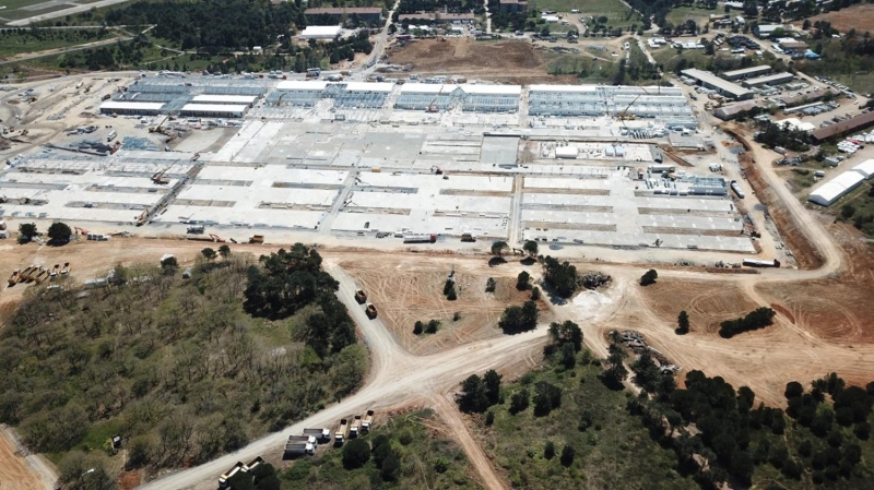 <p>te yandan hastane evresindeki yollarn yapmna da tm hzla devam ediliyor.</p>