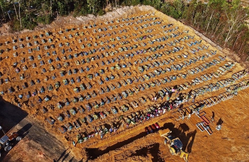 <p>Ülkede Devlet Başkanı Jair Bolsonaro önlemlere karşı çıkarken salgın Brezilyalıları öldürmeye devam ediyor.</p>