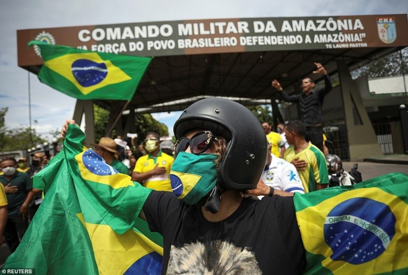 <p>Jair Bolsonaro hafta başında, yeni tip koronavirüse karşı alınan önlemlerin protesto edildiği bir gösteriye katıldı.</p>