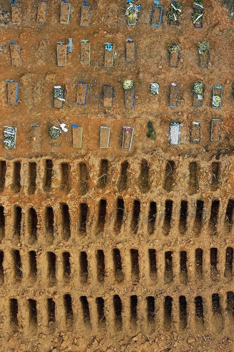 <p>Sosyal mesafe kuralını bir kez daha çiğneyen Devlet Başkanı Bolsonaro, katıldığı gösteride maske takmazken sık sık öksürdü.</p>