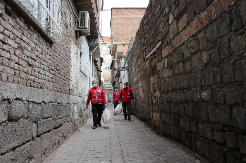 <p>Yemekler her gün yaklaşık 130 gönüllü aracılığıyla önceden belirlenen ailelerin evlerine ulaştırılacak.</p>
