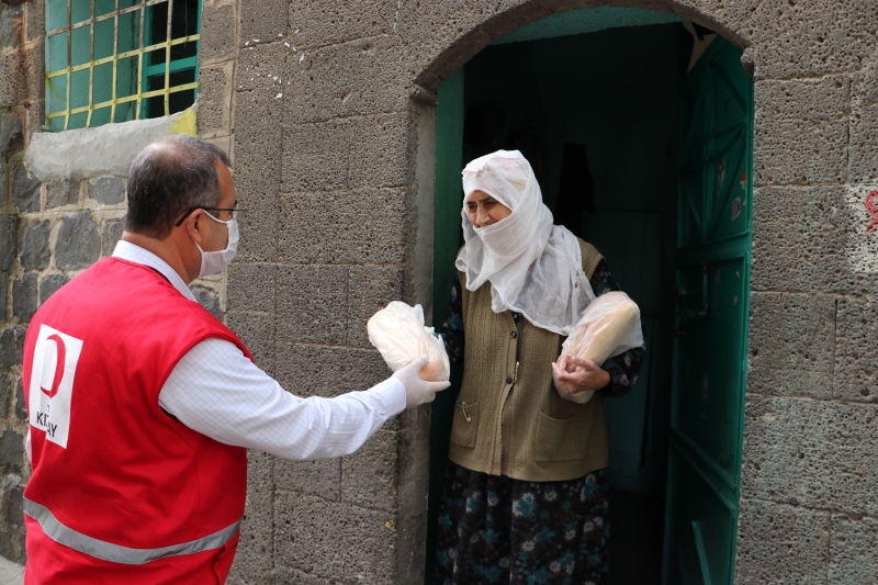<p>Türk Kızılay ekipleri, ayrıca ramazan ayı boyunca 65 yaş ve üstü ile kronik rahatsızlığı bulunan, engelli, yetim ve yoksul 1500 kişiye günlük sıcak yemek dağıtacak.</p>