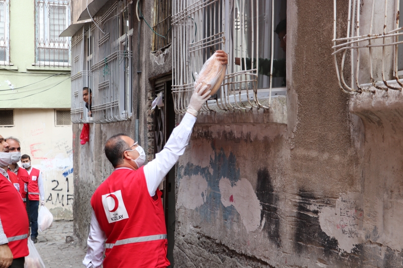 <p>Türk Kızılay Şube Başkanı Mesut Işık, yaptığı açıklamada, ramazan ayı kapsamında genel merkezlerinin belirlediği programı bugün itibarıyla hayata geçirdiklerini söyledi.</p>
