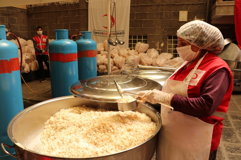 <p>'Bugün Diyarbakır'da 10 bin ekmek dağıtacağız.' diyen Işık, şöyle konuştu:</p>